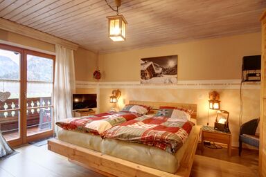 Gästehaus Schwaiger - Chiemgau Karte - Doppelzimmer Nummer 1 mit Dusche und WC und Balkon