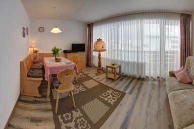 Ferienwohnung Ried - Chiemgau Karte - Ferienwohnung für 2 Personen mit Balkon, Schlafzimmer, Wohnzimmer, Küche, 50 qm