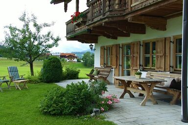 Chalet Menkenhof - Ferienwohnung - Wiese -, 120m² mit Terrasse und Blick auf die Berge