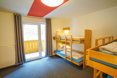 CVJM Aktivzentrum Hintersee - Mehrbettzimmer Bergseite, 3-4 Personen, Dusche/WC, Einzelbetten