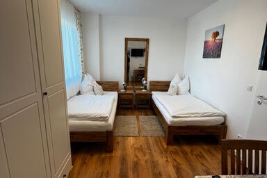 Gästehaus Traunreut - Monteur und Gästezimmer - - Doppelzimmer Nr. 1 mit Dusche/WC, TV