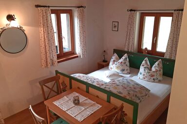 Bauernhof Auerhof Ferienwohnung - Ferienwohnung Juchhee 35 qm im Bauernhaus mit Schlafzimmer, Galerie-Schlafzimmer und Balkon