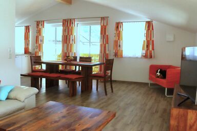 Haus Falkensee - Chiemgau Karte - Ferienwohnung für 4 Personen, 2 separate Schlafzimmer, 96 m²