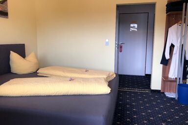 Pension Elan - Doppelzimmer Komfort mit Badewanne und Balkon