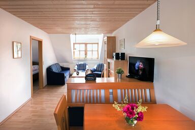 Schelterhof - Ferienwohnung 7 mit schönen Holzmöbeln
