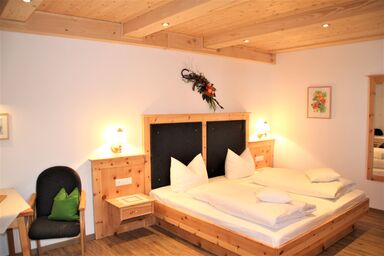 Zum Sagschneider - Fam. Mittermair-Schambeck - Doppelzimmer Gartenblick mit Küchenzeile