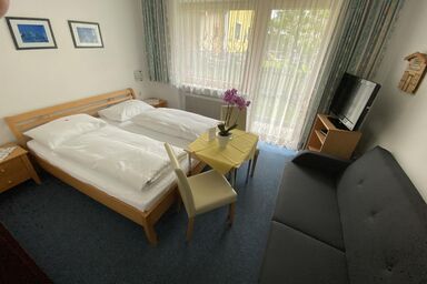 Anneliese**, Pension - Dreibettzimmer, Dusche, WC