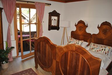 Pension Leopoldine - Doppelzimmer mit Bergblick mit Gemeinschaftsbad