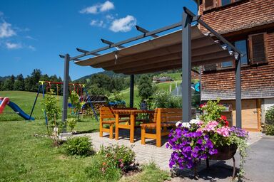 Ruhig mit einem herrlichen Blick auf die Berge.