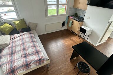 Zimmer mit Bad und Balkon