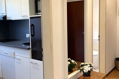 Sonnige Gartenwohnung mit Terrasse, Gemeinschaftspool und Liegewiese