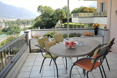 Ferienwohnung mit grossem Balkon und Weitblick bis hin nach Locarno und die Tessiner Täler