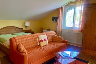 Wirtshausbrennerei Krenn - Doppelzimmer Mohn mit großer Eckbadewanne