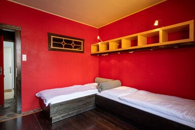 Juster - Das Gästehaus am Lebensweg - Rotes Zimmer mit tollen Lichteffekten