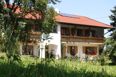 Kleinrachlhof | Chiemgau Karte - Fewo Rose 75 qm 1-5 Pers., 2 Doppelzimmer, 1 Einzelzimmer, Balkon