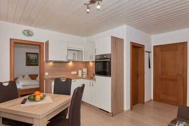 Dangl GbR, Gästehaus Sonnenhof - inkl. Chiemgau Karte - 02 FeWo Sonnleiten 35 qm f.max. 3 P., Küche, 1 Wohn-/Schlafraum, 1 Schlafzimmer, Balkon