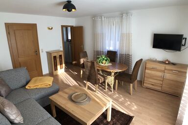 Gästehaus Berger inkl. Chiemgaukarte - Ferienwohnung Alpenglühen 85qm, 2 Schlafzimmer, 1 Wohnzimmer, 2 WC, 2 Bäder