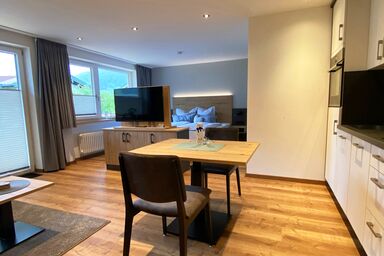 Haus Jäger Ferienwohnungen mit Indoor-Pool inkl. Chiemgaukarte - Ferienwohnung 11, 33qm, Terrasse, Wohnschlafzimmer, Küche, WLAN, FLat-TV