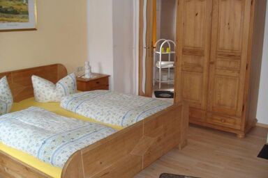 Haus Stefanie - Chiemgau Karte - Doppelzimmer mit Dusche und WC, TV