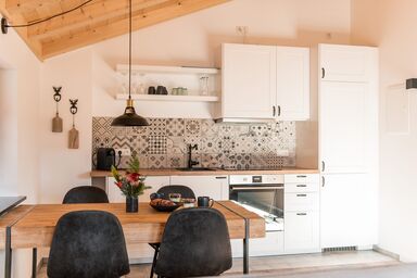 Alpenblüte - Ferienwohnung Alpenrose 61 qm mit Balkon, 1 separates Schlafzimmer