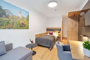 Gästehaus Keilhof am Kirchberg - Einzelzimmer Nr. 1 Dusche/WC, TV, Schlafcouch und Balkon mit Bergblick (18 qm)