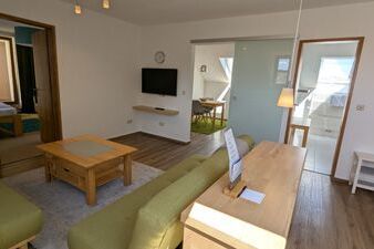 Weinbau Ferienwohnungen Familie Neubert - Ferienwohnung Mainaue (70 qm) mit großem Balkon nach Südwesten