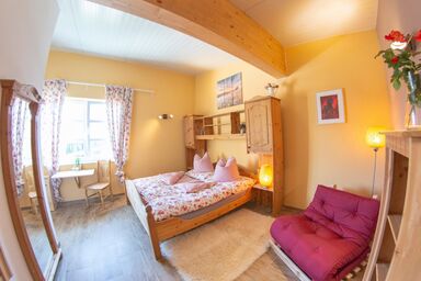 Hippo-Campus Reit- und Therapiezentrum - Bauernstube mit Doppelbett und Ausziehcouch