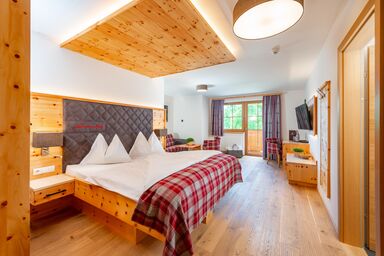 Hotel Lindenhof - Zirben-Suite, Dusche und Bad, WC, FR, Kurz