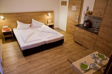 Apart Corona - Studio