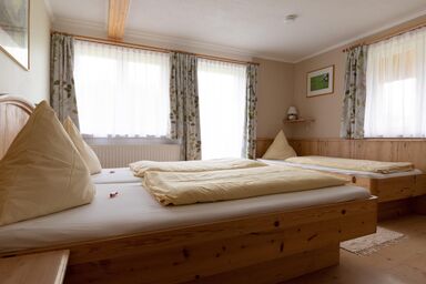 Steinbauer - Dreibettzimmer mit Dusche, WC