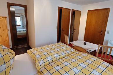 Bruderhof - Familienzimmer, Dusche, WC, Balkon