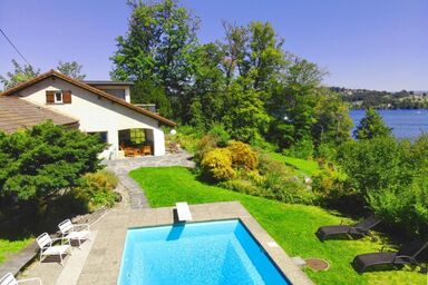 Villa am Seeufer mit Pool