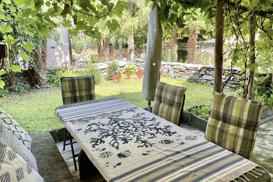 Tessiner Rustico mitten im Dorfkern von Golino mit romantischen Gartensitzplatz