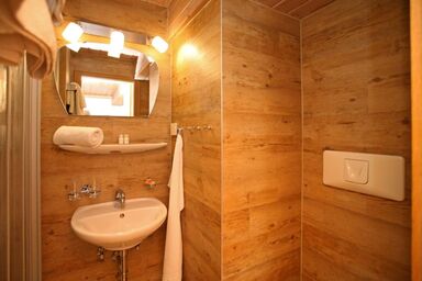 Beim Nuihausa - Economy Doppelzimmer mit Dusche/WC, Sitzecke und Balkon