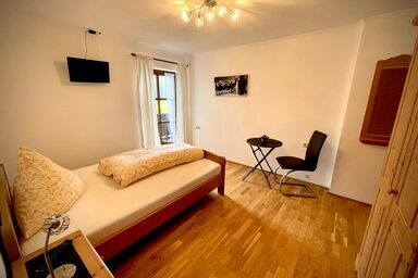 Ferienhaus Daxenberger - Einzelzimmer Hochgern 14 qm mit Balkon und Bergblick