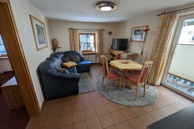 Ferienwohnungen Central  inkl. Chiemgaukarte - Ferienwohnung Jodlschmid, 50qm, Balk., Küche, 1 Schlaf- u. 1 Wohn-/Schlafz., WLAN