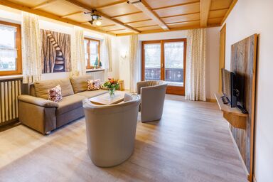 Ferienwohnungen Gastager inkl. Chiemgaukarte - II, Ferienwohnung Rauschberg 54qm, Balk., Kochnische, 2 Schlafzimmer, Wohnzimmer