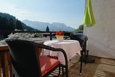 Gästehaus Meisl - Dreibettzimmer mit Dusche und WC, Balkon, Wohnecke