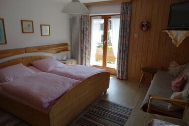 Haus Saurler - Chiemgau Karte - Dreibettzimmer mit Balkon, Dusche und WC