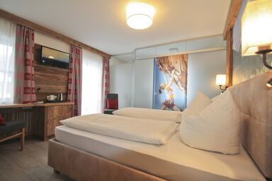 Zeller Hof - Doppelzimmer mit Balkon & Klimaanlage Nr. 3,4,9,10,11,12