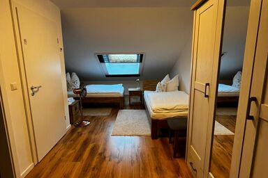 Gästehaus Traunreut - Monteur und Gästezimmer - - Dreibettzimmer mit Dusche/WC, TV