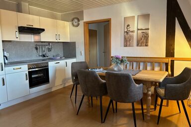 Ökonomiehof - Ferienwohnung Schmiede mit gemütlicher Essecke und Sofa