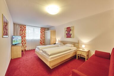 Bianca, Hotel Pension - Dreibettzimmer mit Bad, WC im Halb-UG