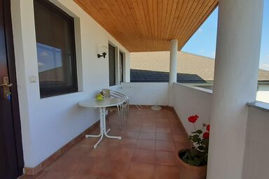 Ferienwohnung & Weingut Kroiss - Appartement/2 Schlafräume/Couch/Hof