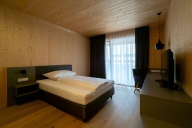 GästeHAUS & HOFladen Familie Öllerer - Einzelzimmer mit Boxspringbett und Balkon