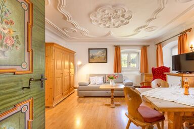 Schwabenbauernhof inkl. Chiemgaukarte - Fewo Enzian 40qm, Balkon, Kochnische, 1 Schlaf- und 1 Wohnschlafzimmer, WLAN