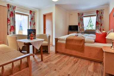 Gästehaus Heißenlehen - Doppelzimmer Mordau, Westbalkon mit Rundblick, TV, Radio, Haarfön, Sitzecke