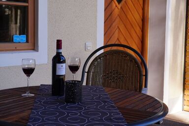 Ferienwohnung Am Feldbach - Ferienwohnung, 52 qm mit Terrasse und separatem Schlafzimmer
