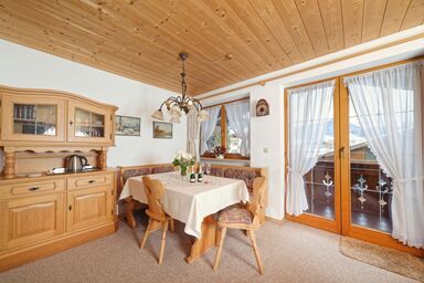Alpen-Chalet-Sol-Alpium - Ferienwohnung Kaiserstüberl mit Ausblick auf die umliegende Bergwelt