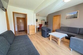 Haus Alpen Spass - Chiemgau Karte - Ferienwohnung für 4 Erwachsene und 1 Kind, 2 separate Schlafräume, Terrasse, 60 m²